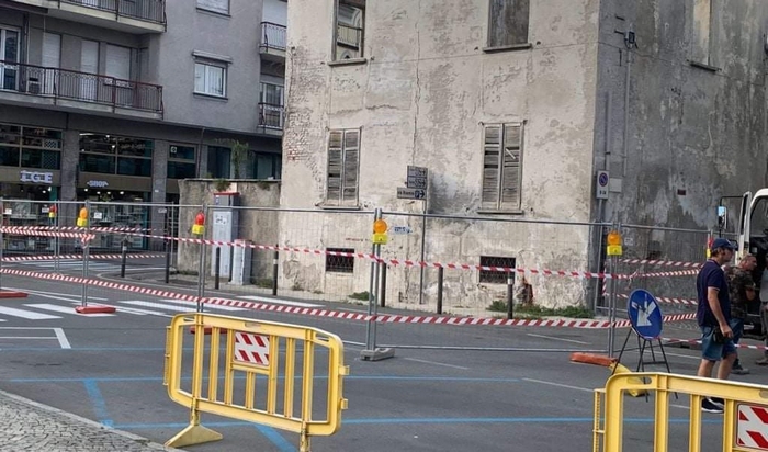 Giù l'edificio fatiscente di corso Garibaldi. Ma il nuovo palazzo è ancora al palo