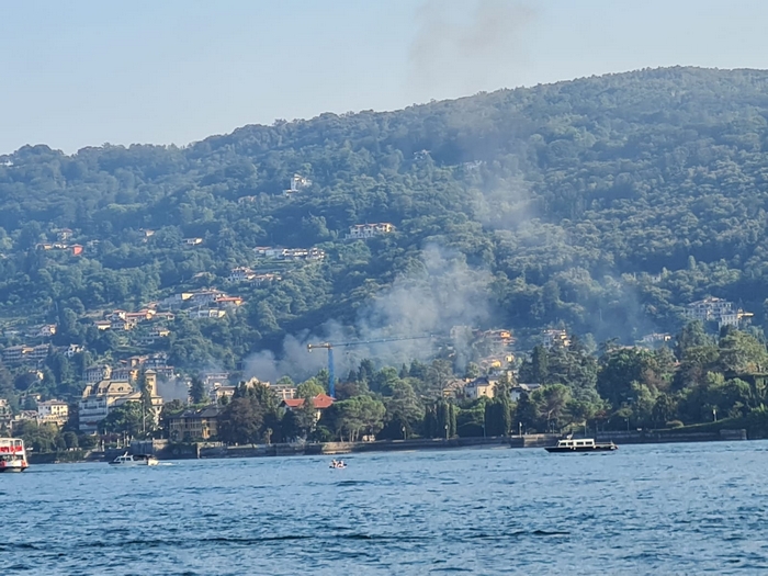 Fiamme alle sterpaglie sulla linea ferroviaria Milano-Domo: stop ai treni