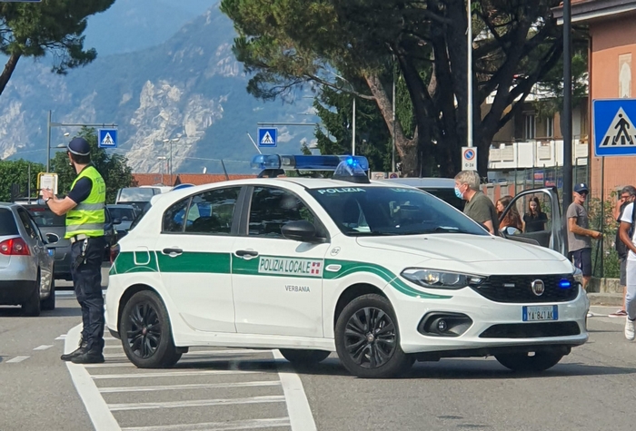 Ventenne tampona un'auto: ferite al volto e traffico in tilt