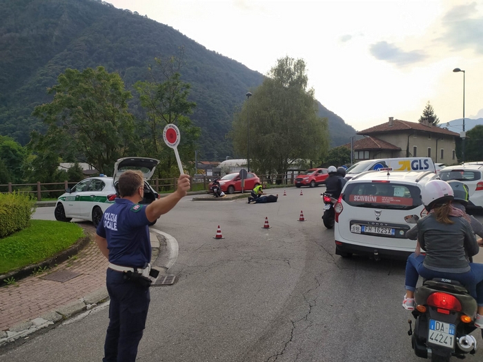 Motociclo travolto in rotonda: 55enne in ospedale