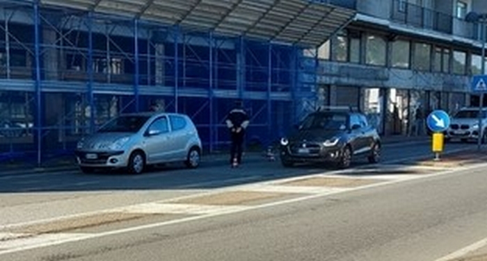 Quarantaseienne investito mentre attraversa la strada