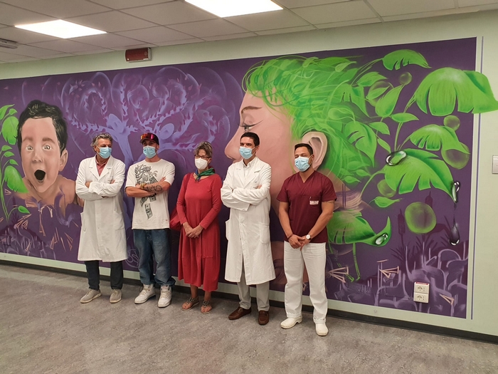 Un murales di speranza all'ingresso dell'Ostetricia di Verbania
