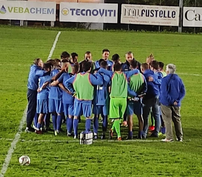 Lo Stresa vince l'anticipo e aggancia per una notte la vetta. Il Verbania a Venaria, Baveno in casa