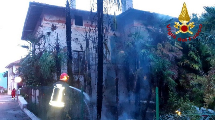 Fiamme nel giardino d’una villa: piante distrutte e lievi danni all’edificio