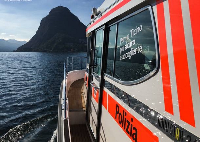 Si tuffa dalla barca e annega: si cerca il corpo di un 83enne