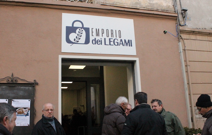Sos Emporio dei legami tra nuove povertà e aiuto ai profughi: spese raddoppiate