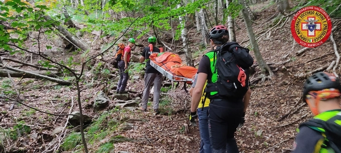 Cercatrice di funghi cade in montagna e si frattura una caviglia