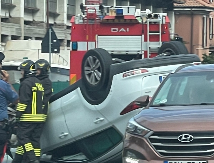 Auto cappottata sulla statale