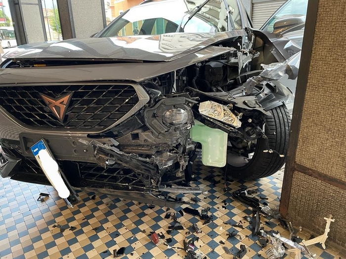 Frontale con carambola in piazza: con l’auto sotto al portico (foto)