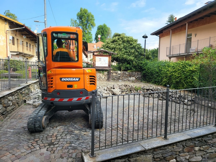 Baveno, nuova piazzetta e panchine in frazione Loita