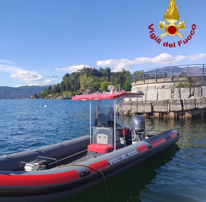 A nuoto all'Isola Bella senza tornare: salvati dai vigili del fuoco