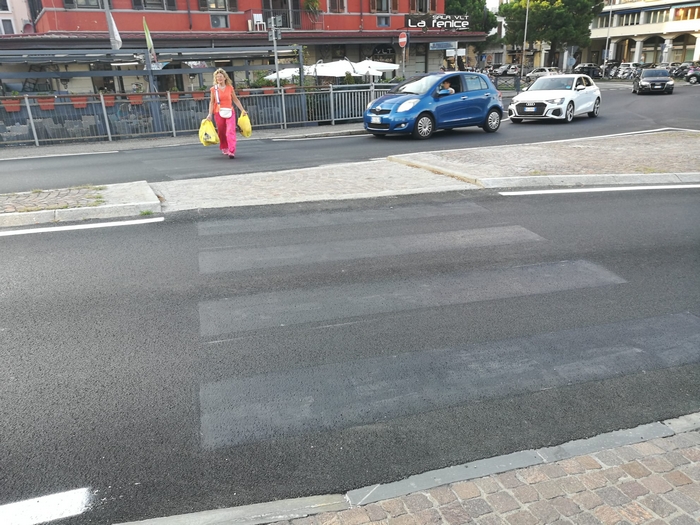 Cancellate dopo cinque giorni le strisce pedonali di via Vittorio Veneto