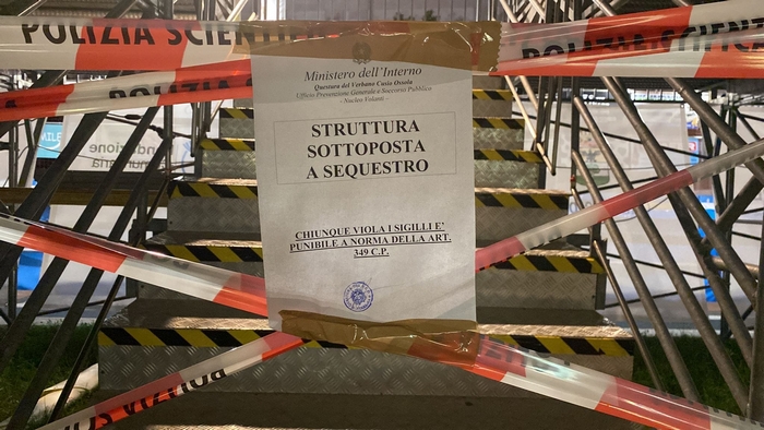 Tribuna sequestrata, niente partite: il Beach for babies va avanti col food court