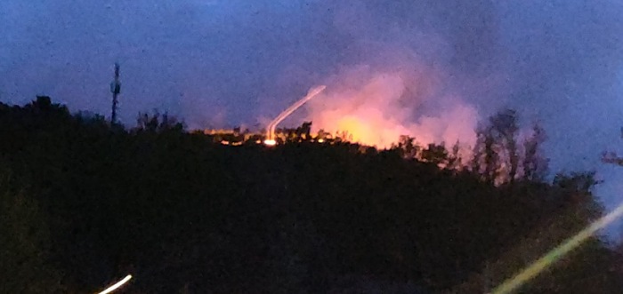 Ancora focolai nell'incendio di San Bernardino Verbano: si spera nella pioggia