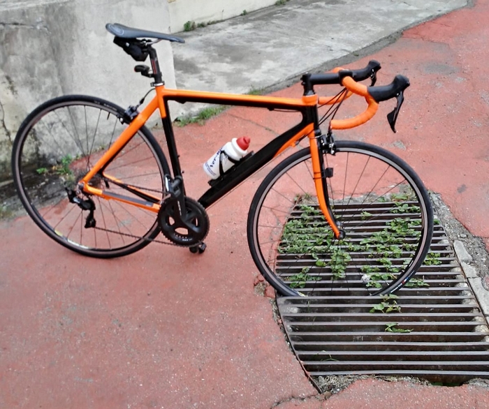Tombino pericoloso: ciclisti a rischio