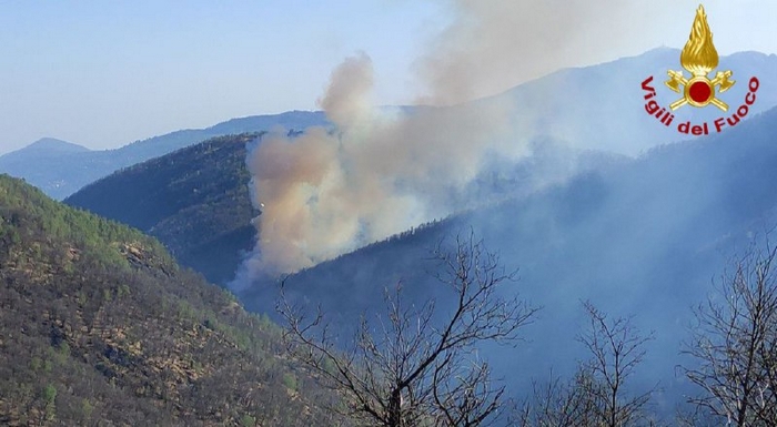 Il vento fa ripartire l’incendio di San Bernardino Verbano: di nuovo in azione il Canadair