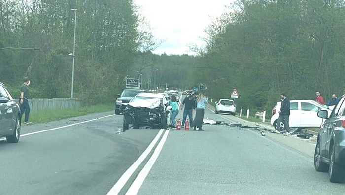 Frontale sulla statale 142: due morti