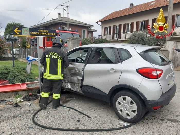 Motociclista finisce nella portiere di un'auto: è grave