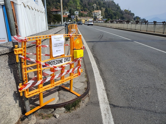 C’è un buco nella pavimentazione: chiuso il marciapiede del ponte sulla ss34