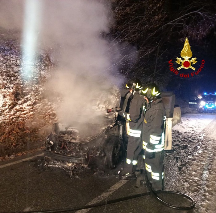 Suv a fuoco, ferito il conducente