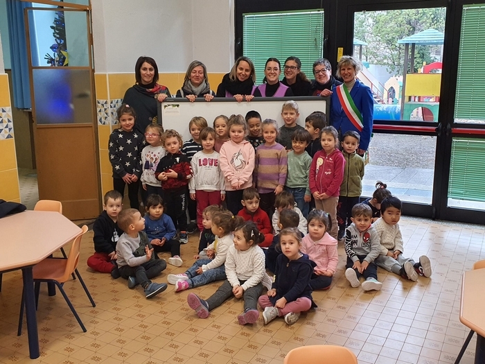 Donata all’Asilo di Intra una lavagna interattiva multimediale