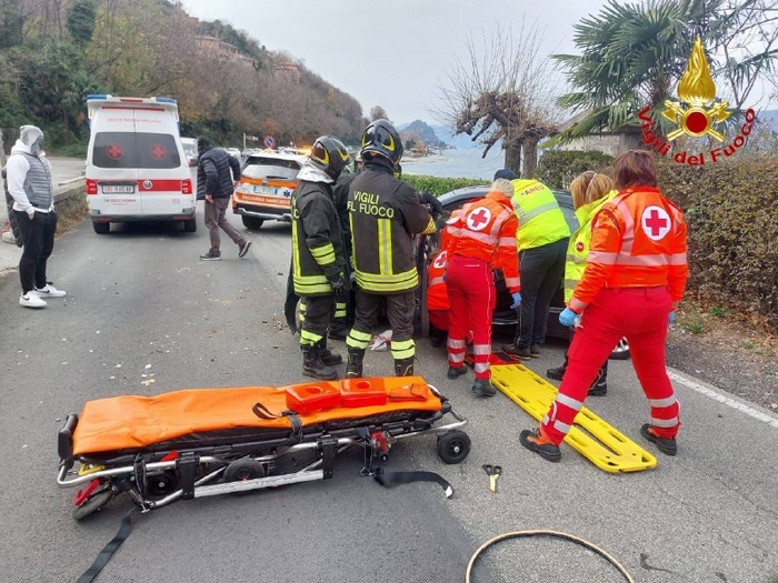 Ottantenne si schianta in auto contro una cabina di cemento armato