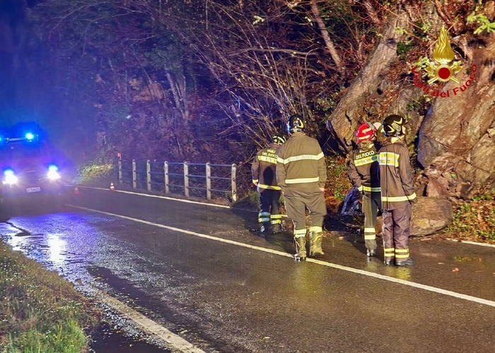Sassi sulla provinciale, strada chiusa (foto)