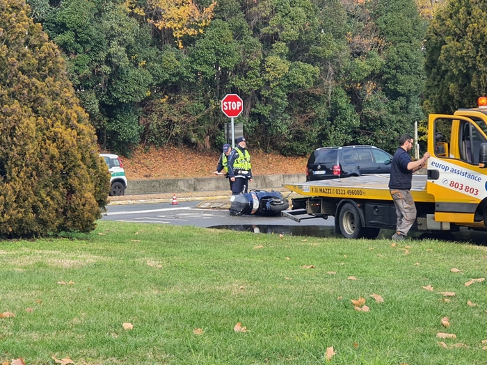 Anziana in auto non dà la precedenza e travolge motociclista