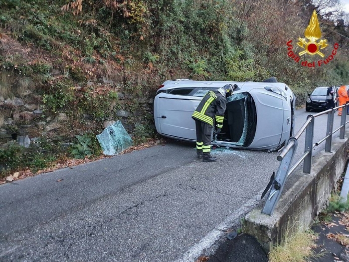 Sbanda con l’auto e si ribalta in mezzo alla strada
