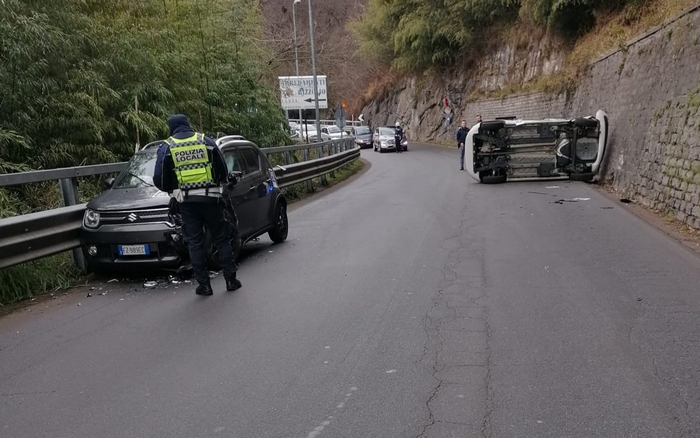 In contromano sfiora un altro veicolo e si ribalta