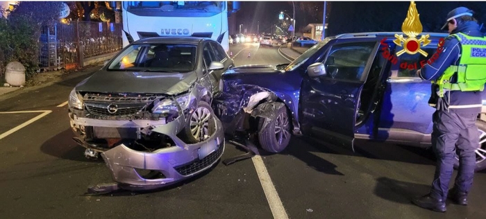 Invade la corsia e manda un’altra auto contro un camion: due feriti