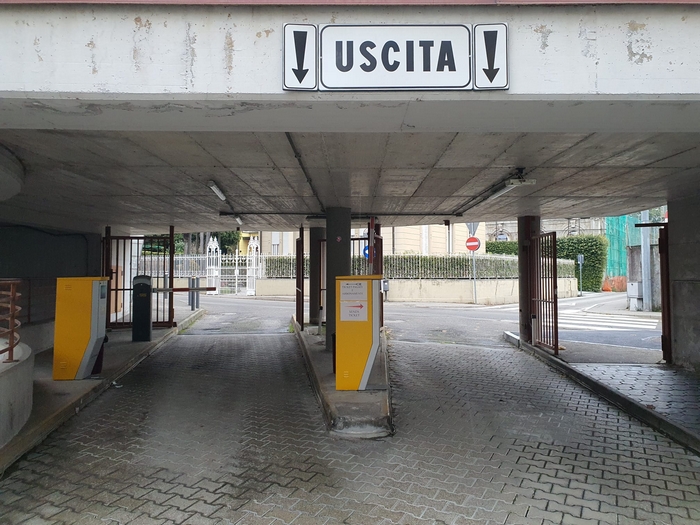 L’autosilo senza citofono e la “fede” nell’onestà dell’automobilista