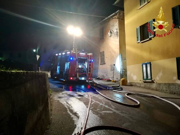 Tetto a fuoco, casa evacuata e inagibile