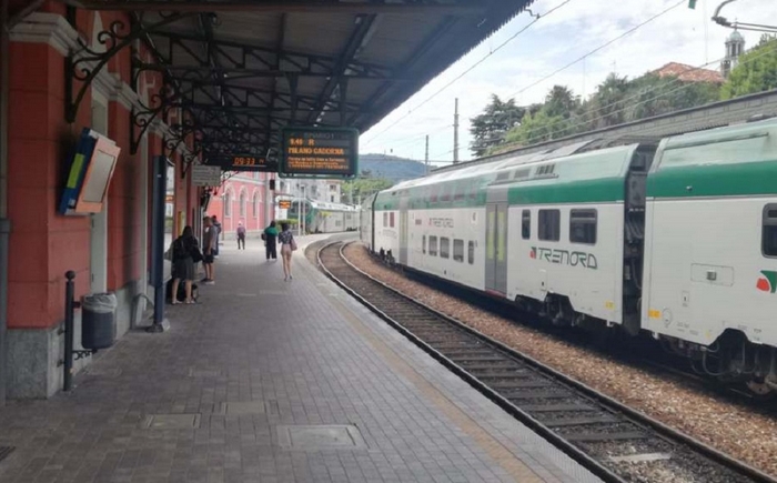 Botte al capotreno sul convoglio dei pendolari