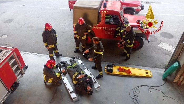 I vigili del fuoco si addestrano nel primo soccorso (foto)