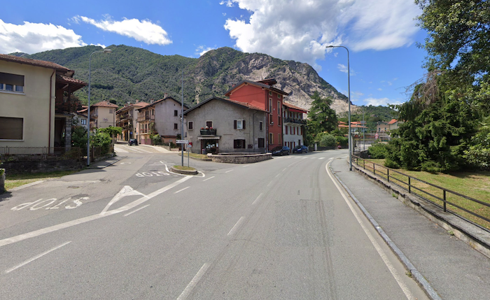 Oltrefiume: via l'asfalto, si posa il lastricato 