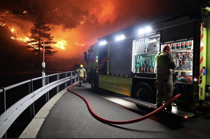 Il vento alimenta l’incendio al confine con la Svizzera