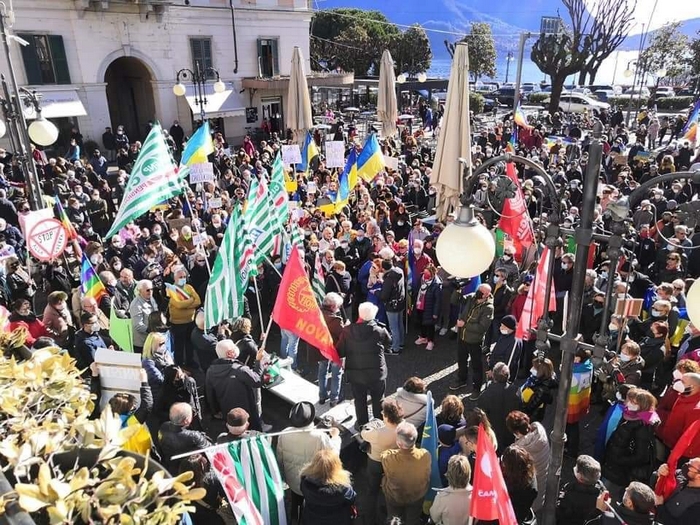 Centinaia in piazza per dire no alla guerra e sostenere l’Ucraina