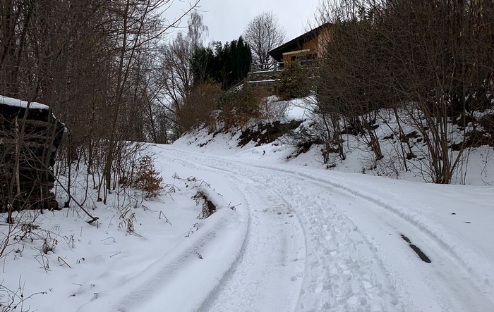 Il sindaco chiude la strada per neve, i residenti protestano: inaccessibili case e aziende