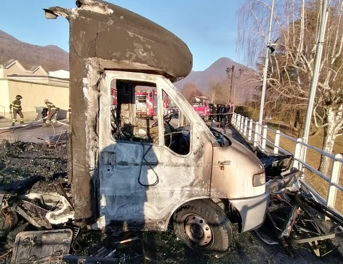 Camper in sosta divorato dalle fiamme