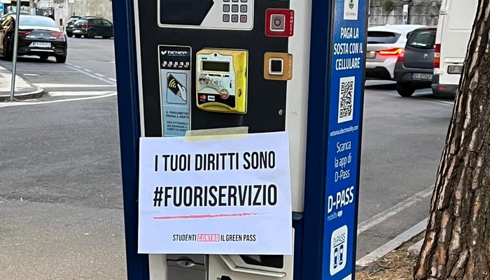 Volantini contro il green pass a tappeto
