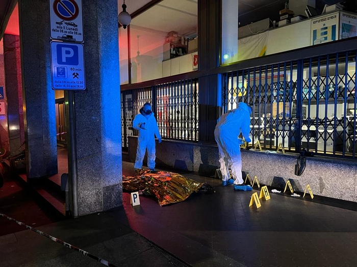 Il corpo di un uomo trovato sotto i portici del centro