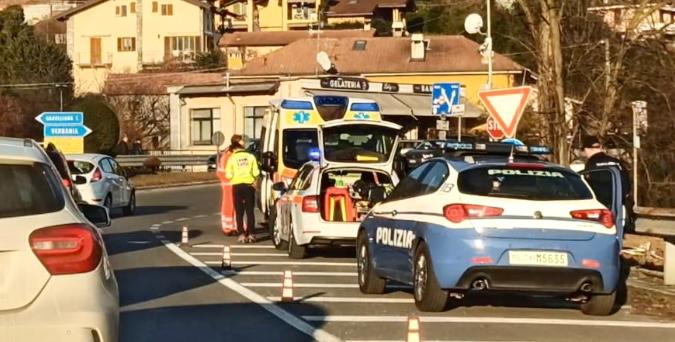 Ciclista manca la precedenza e finisce nella portiera di un'auto