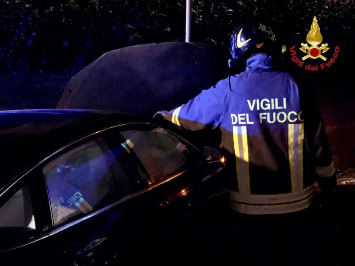 Auto sbanda e si schianta contro un muro