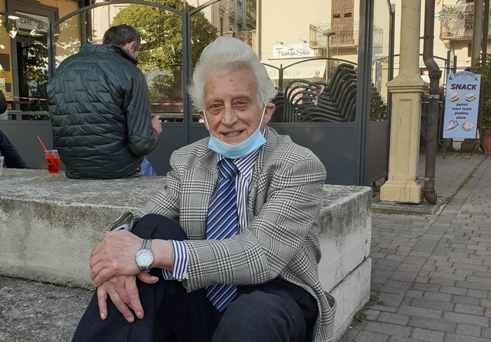 Addio "flash" Lazzari, storico fotografo di Suna