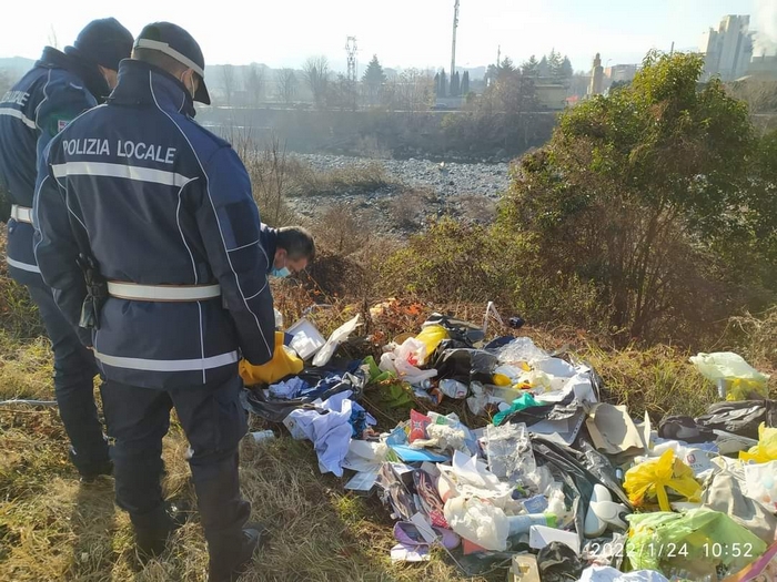 Rifiuti abbandonati in riva al torrente: indagini in corso
