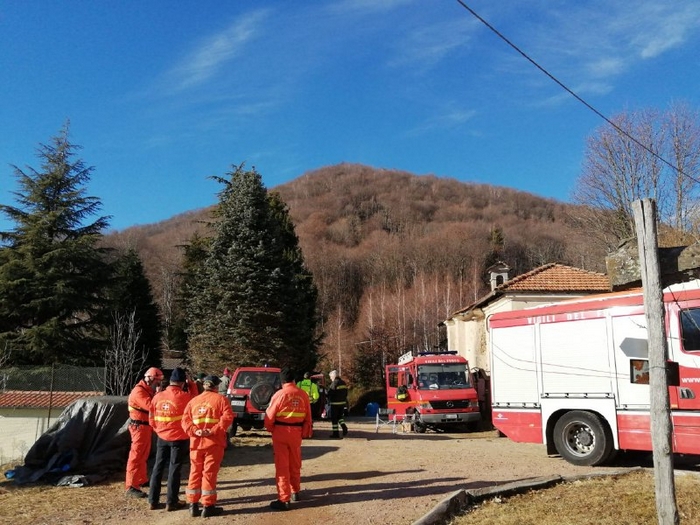Anche un squadra di vigili del fuoco del Vco per spegnere il rogo in Valsesia