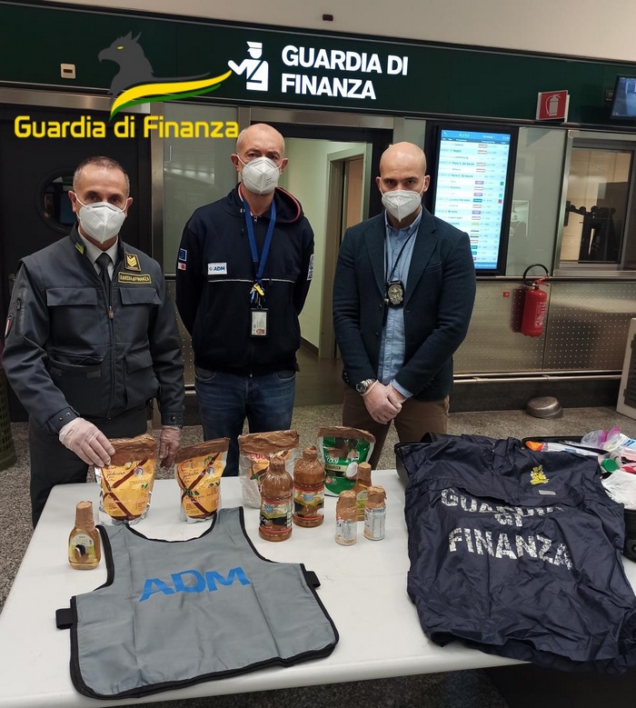 Cocaina liquida dal Sud America al Nordovest, sequestrati 7 chili e arrestati due corrieri
