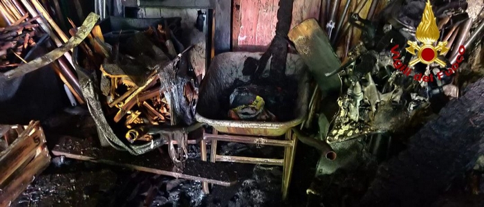 Fuoco in un capanno degli attrezzi: ferita una persona