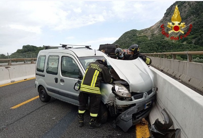 Tamponamento in autostrada tra tre auto: due feriti